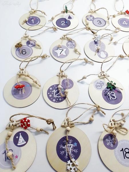 24 Weihnachtskugeln mit Zahlen und Holzdekor